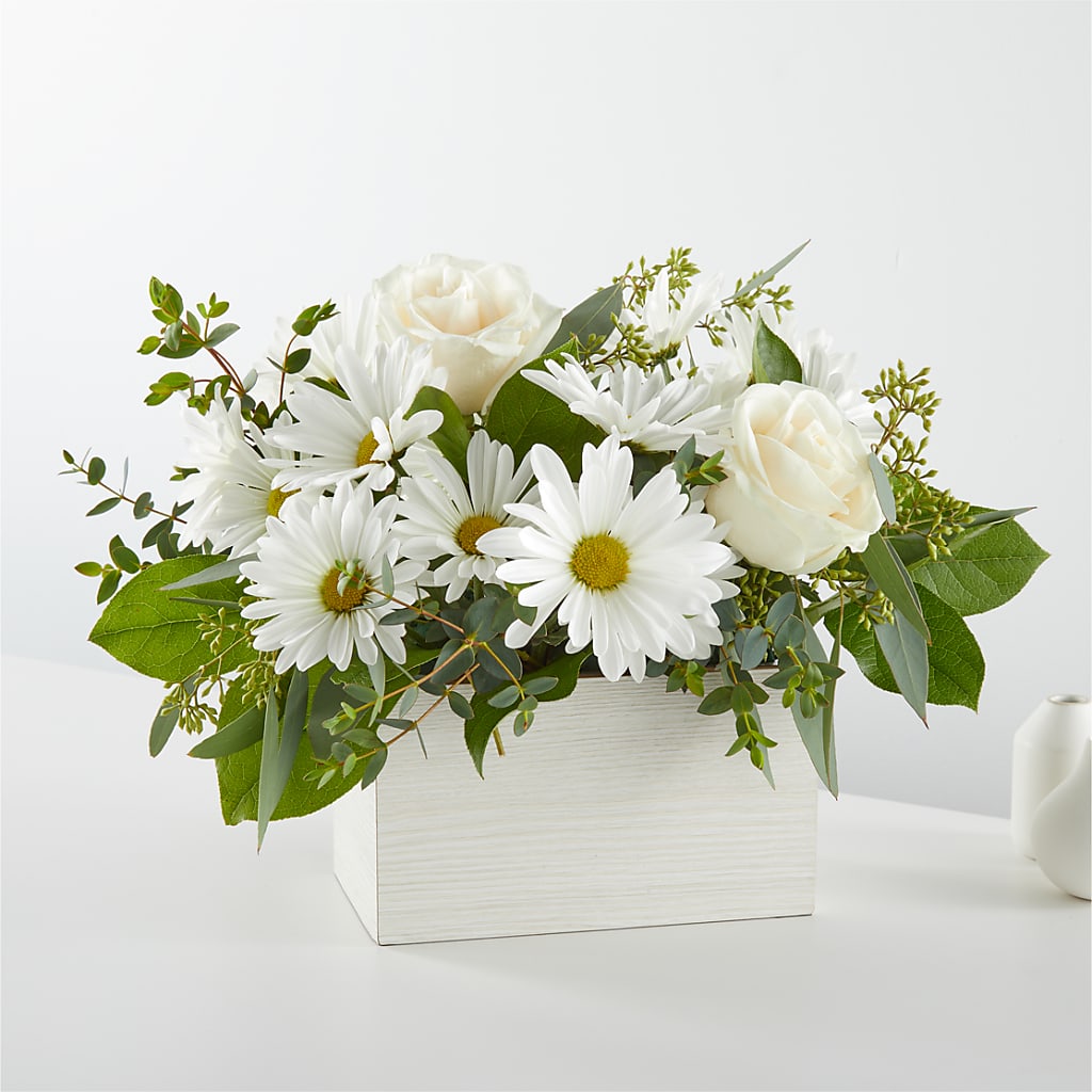 Fresh Linen Box Bouquet – COUNTRY HEARTH FLOWER & GIFT SHOP, East Berlin PA